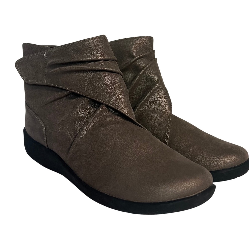 Clarks‎ Cloudsteppers Ankle Boot Women 8 Taupe Ruched Side Zip Wedge Bootie
